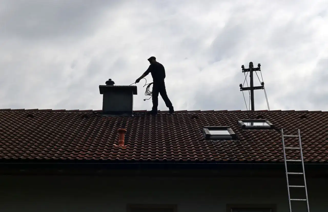 Ile zapłacisz za wizytę kominiarza? Cennik usług w Polsce