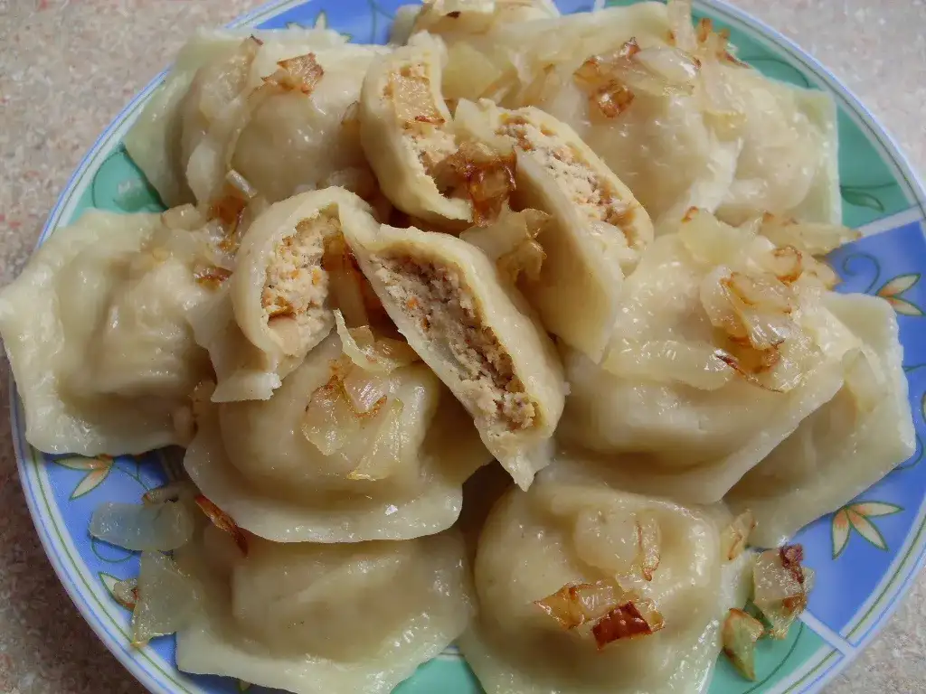 Pyszne pierogi z mięsem drobiowym - tradycyjny przepis na smakołyk