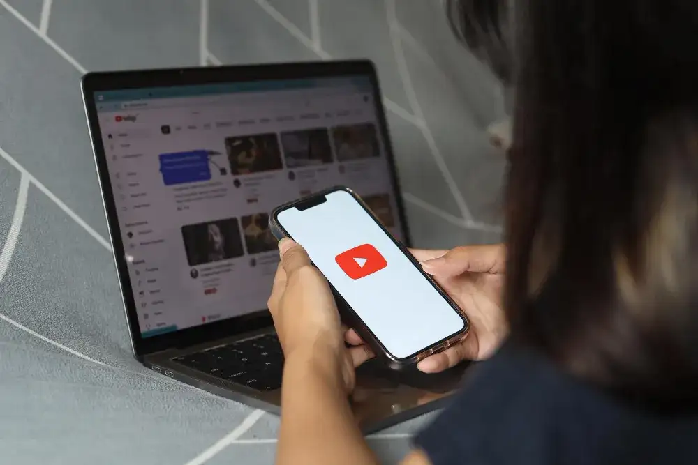 Spoofvertising na YouTube: Jak marki wykorzystują parodię i remiks, by zdobyć uwagę?