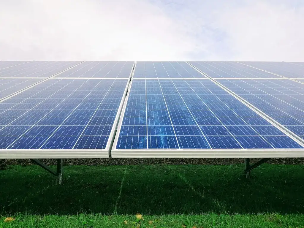 Koszty energii w firmie produkcyjnej — jak obniżyć rachunek o 40–60% bez zmiany dostawcy
