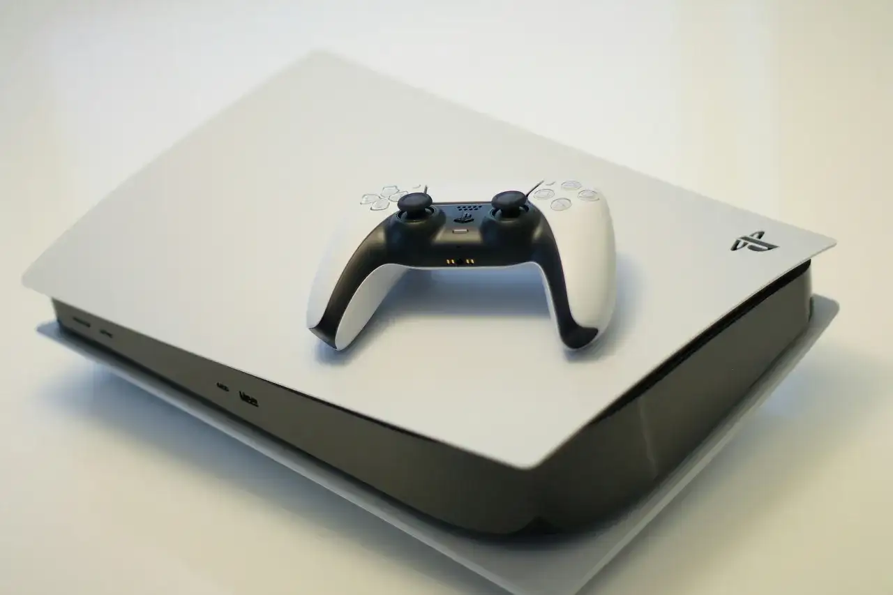 Historia PlayStation – jak Sony zmieniło świat rozrywki i dlaczego Polska była jednym z kluczowych rynków konsoli?