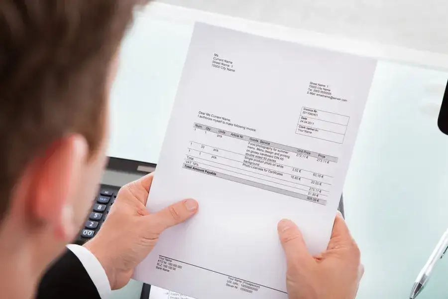 Faktura proforma czy jest wiążąca? Odkryj jej prawny status i zastosowanie