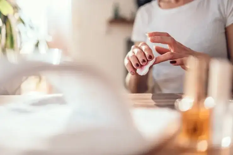 Jak usunąć manicure hybrydowy? Skuteczne metody bez uszkodzeń
