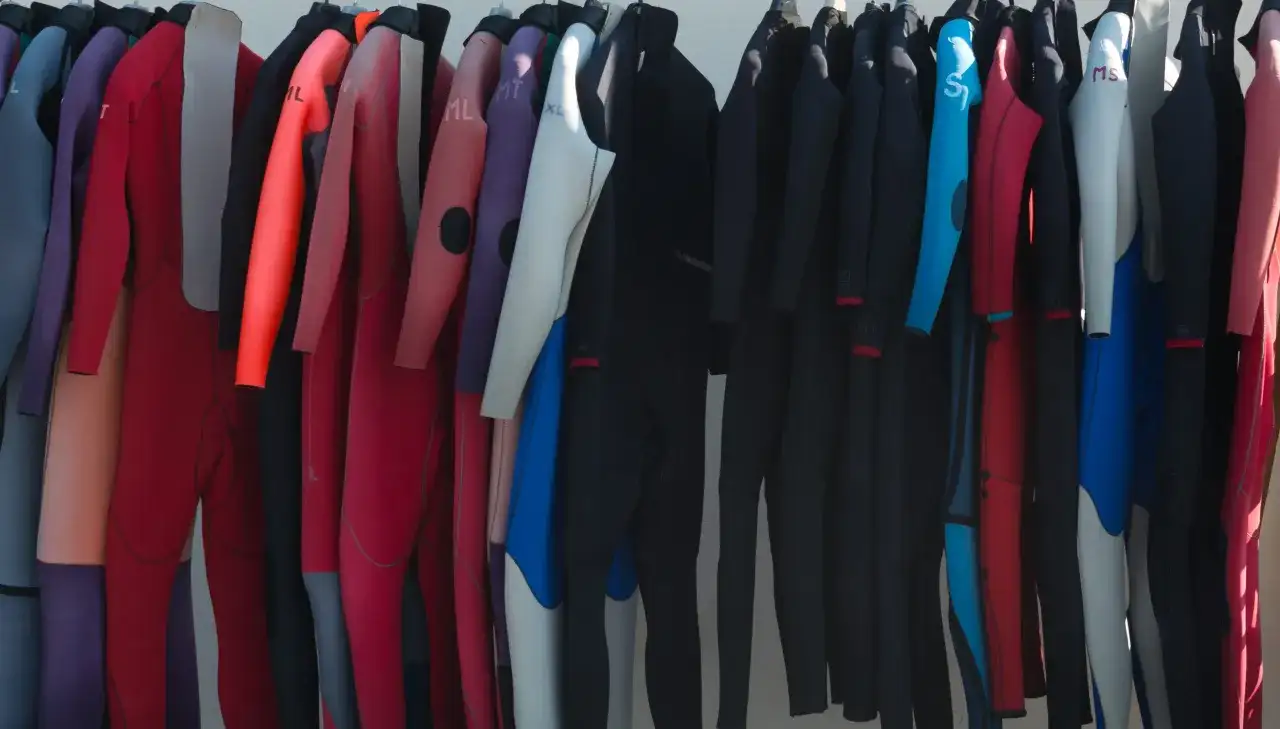 Jaką piankę do windsurfingu wybrać, aby uniknąć zimna i dyskomfortu?