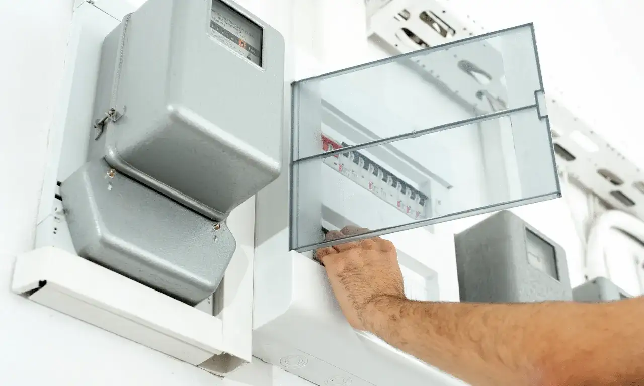 Jak podłączyć bezpiecznik różnicowy i uniknąć niebezpieczeństw elektrycznych