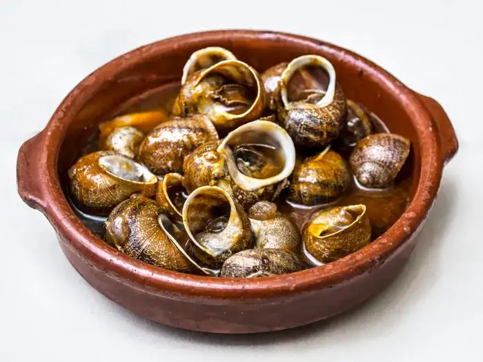 Escargots: Jak przygotować te wyjątkowe ślimaki w masle czosnkowym