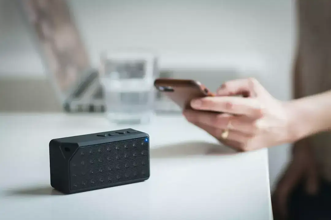 Jak podłączyć głośnik JBL z telefonem - proste kroki i porady