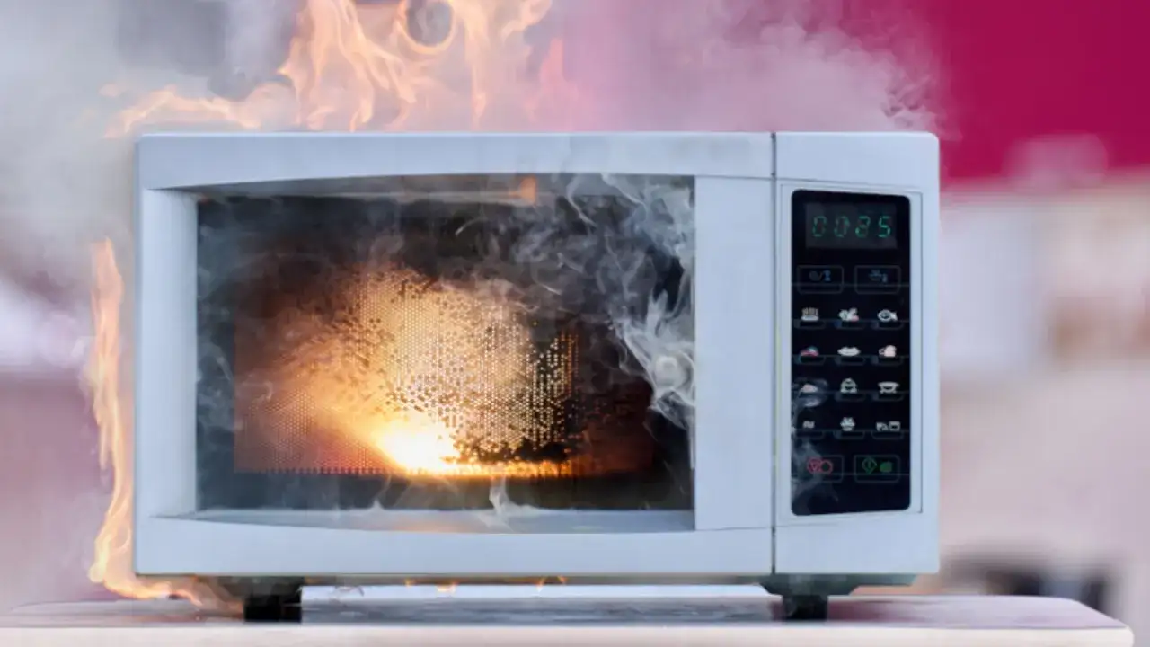 Niebezpieczny trik: Jak bezpiecznie rozpuścić wosk w mikrofali bez pożaru