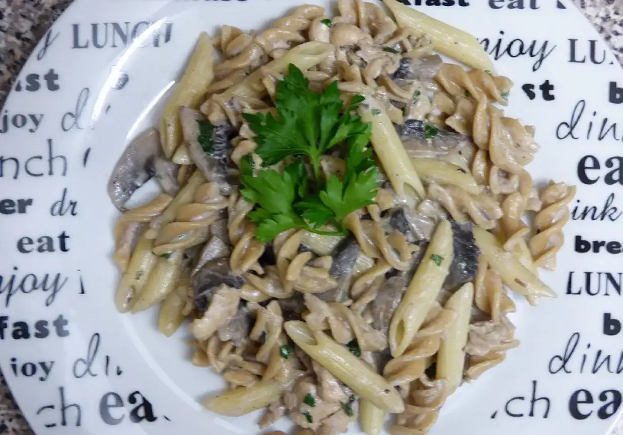 Pyszny makaron penne z kurczakiem i pieczarkami w sosie śmietanowym