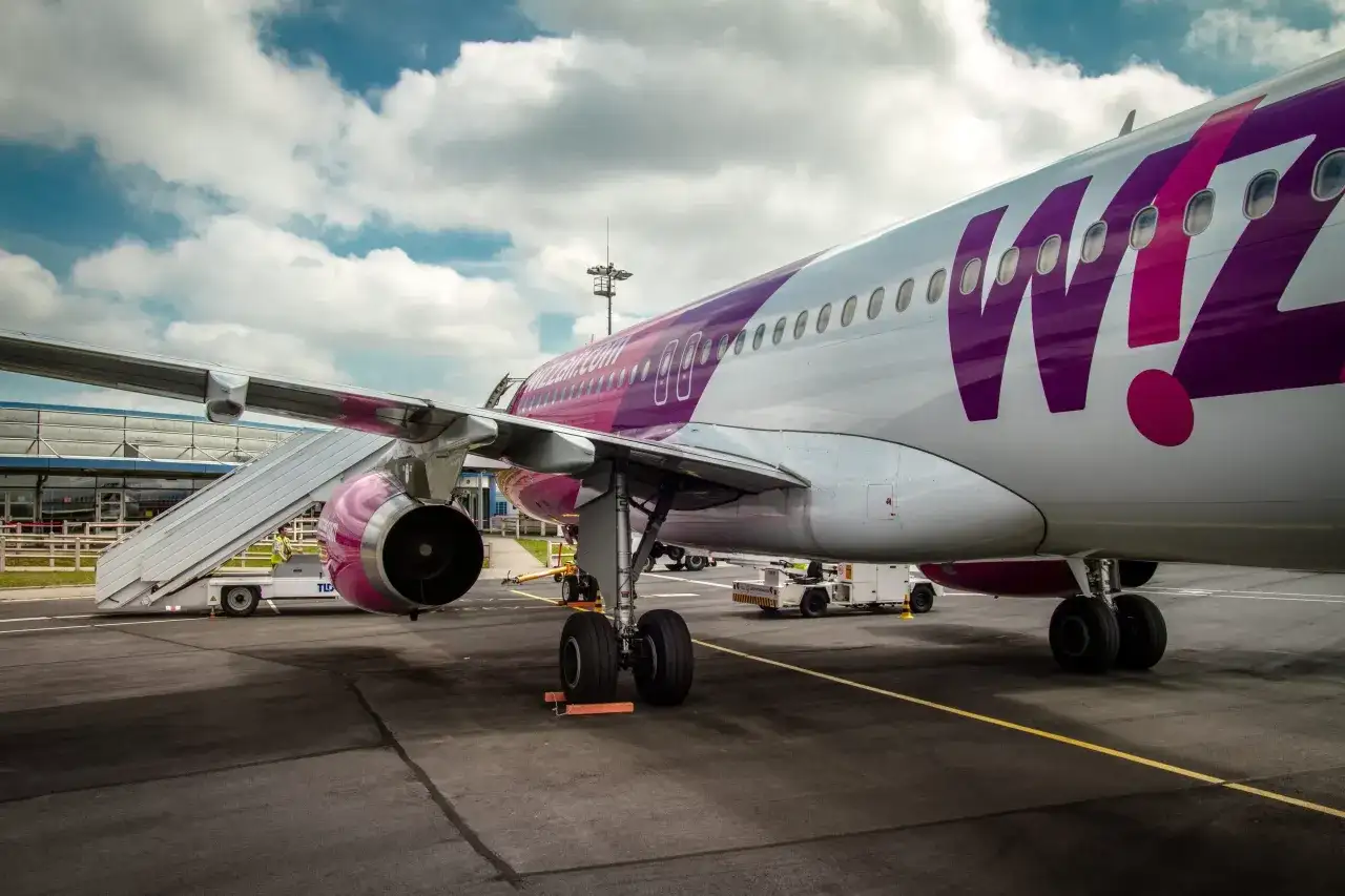 Samolot Wizz Air z fioletowym logo czeka na pasażerów na lotnisku Paryż Beauvais.