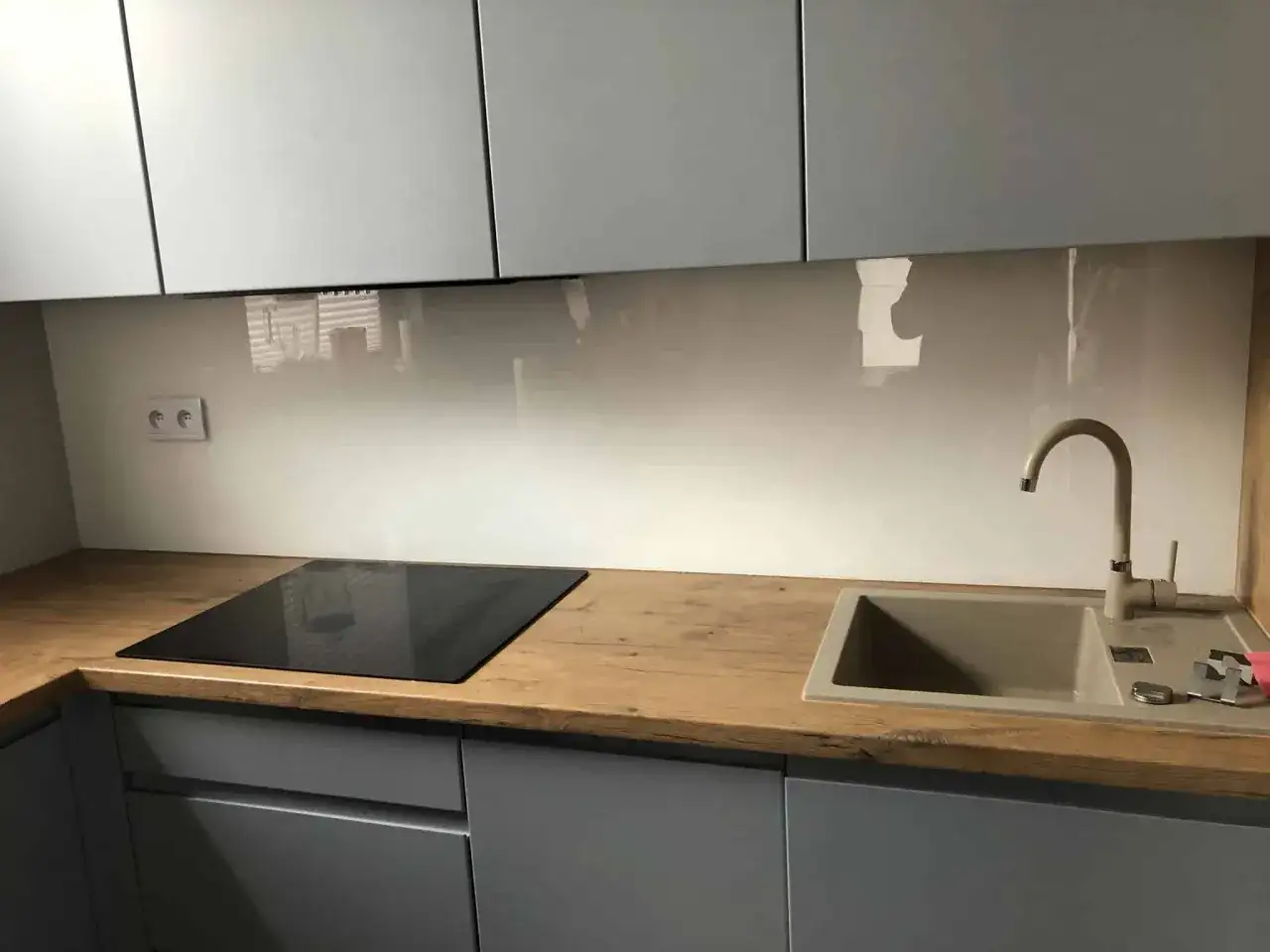 Jak zamontować szkło w kuchni? Przewodnik DIY bez błędów!