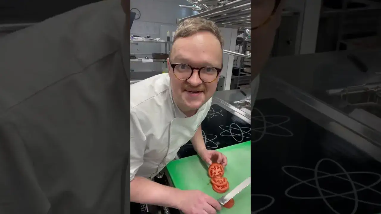 Jak pokroić pomidora do sałatki, aby uniknąć zgniecenia miąższu