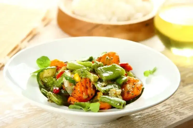 Jak doprawić warzywa na patelni, aby były pełne smaku?