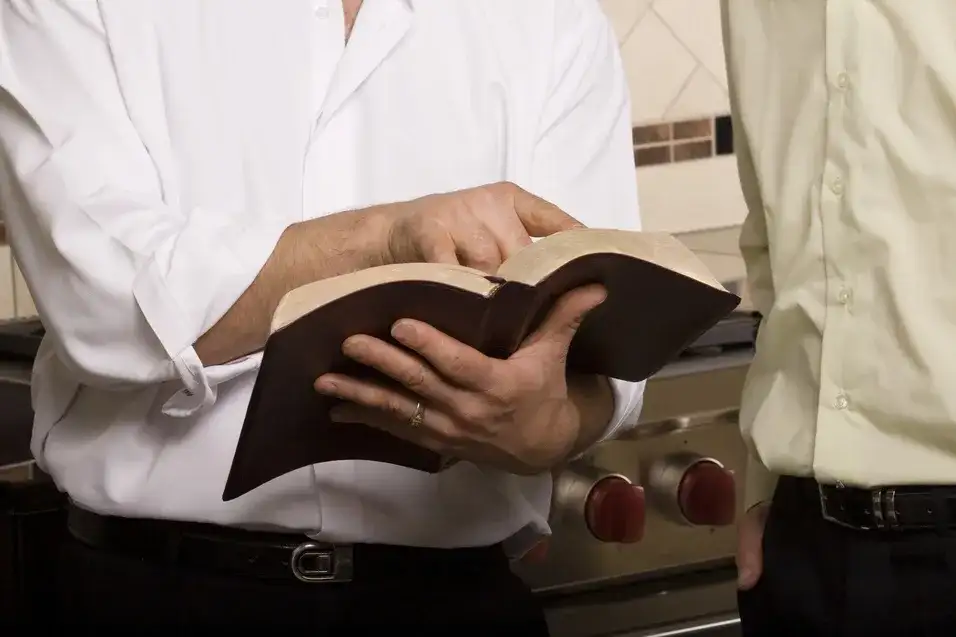 Czy świadek Jehowy może być z katolikiem? Wyzwania i zrozumienie relacji