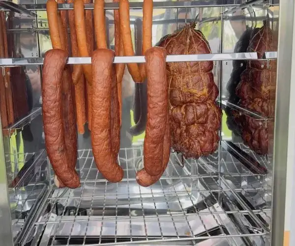 Ile wody do kiełbasy na 10 kg mięsa, aby uniknąć suchej konsystencji?