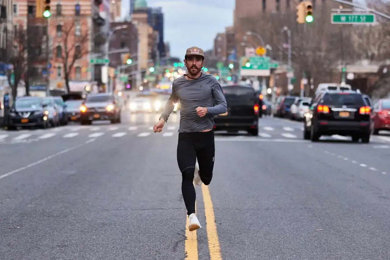 Biegacz na ulicy w Nowym Jorku. Zastanawiasz się, kiedy najlepiej biegać po jedzeniu czy przed?