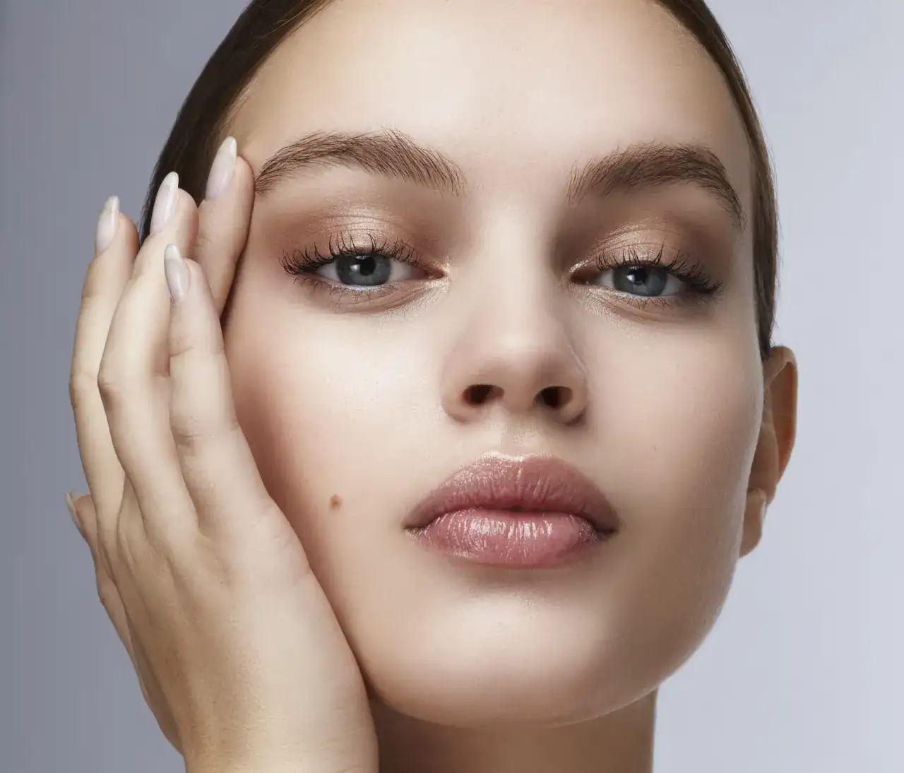 Puder rozświetlający Douglas – odkryj tajemnice promiennej cery