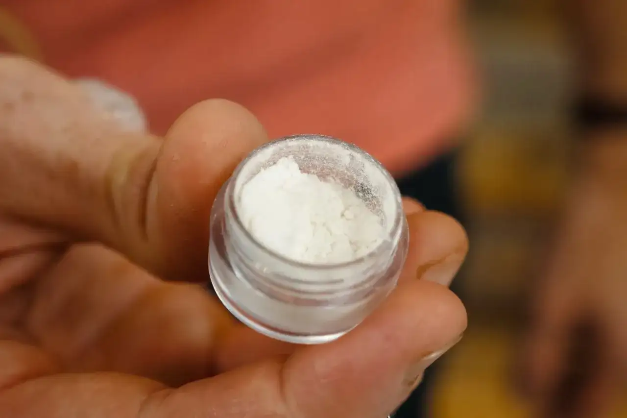 Mefedron: Jak Rozpoznać Objawy i Potwierdzić Zażycie?