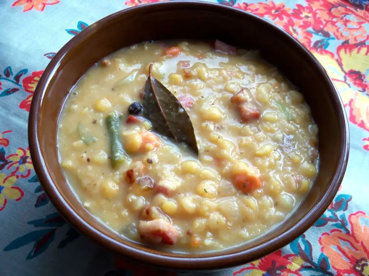 Ile kalorii ma zupa grochowa z ziemniakami i kiełbasą? Sprawdź teraz!