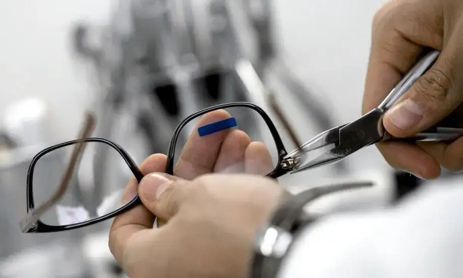 Jak naprawić pęknięte oprawki okularów - proste sposoby na skuteczną naprawę