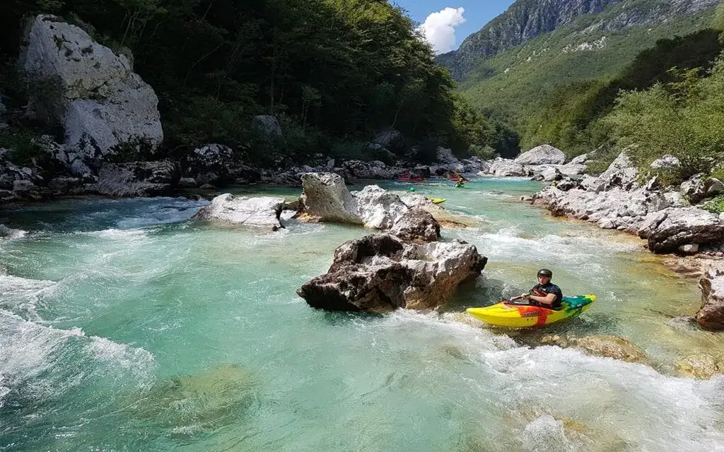 Kurs kajakarstwa górskiego: Twój przewodnik po cenach, miejscach i programie