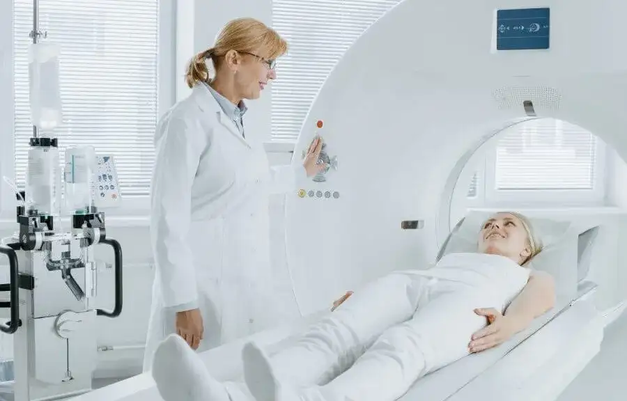 Czy po badaniu PET można prowadzić samochód bez obaw o skutki?