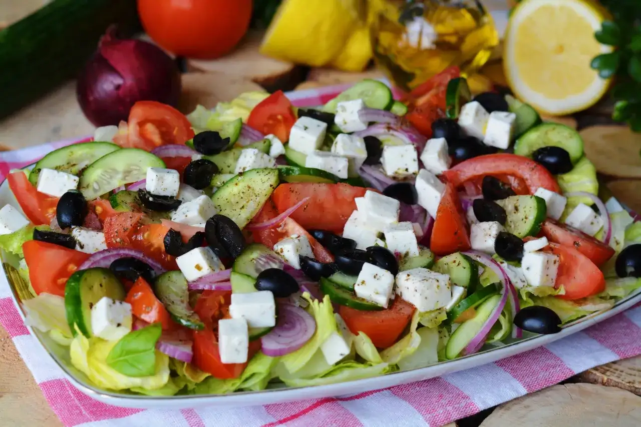 Sałatka grecka jak zrobić – prosty przepis na świeżą i smaczną sałatkę