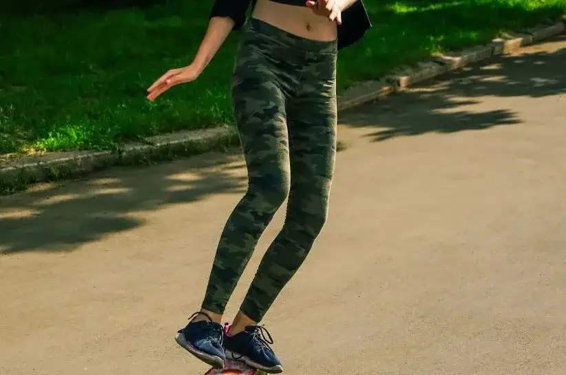Stylowe stylizacje z legginsami moro, które musisz wypróbować