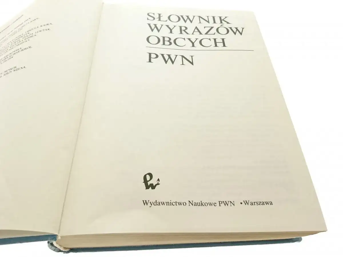 Otwarta książka "Słownik Wyrazów Obcych PWN" z widocznym tytułem i logo wydawnictwa.