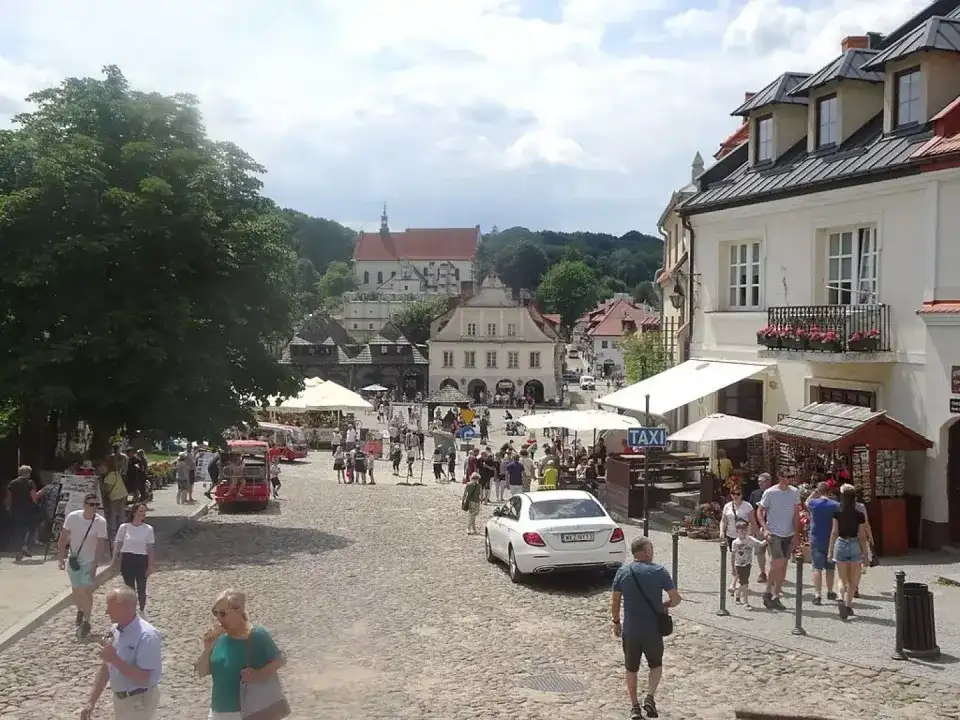 Gdzie leży Kazimierz Dolny? Położenie, dojazd i atrakcje