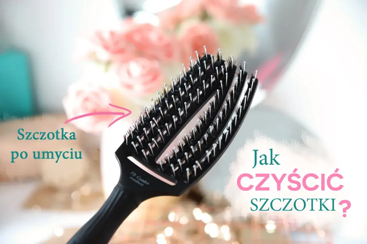 Czarna szczotka do włosów, czysta po umyciu, z różowymi kwiatami w tle. Dowiedz się, jak czyścić szczotki, by służyły dłużej.