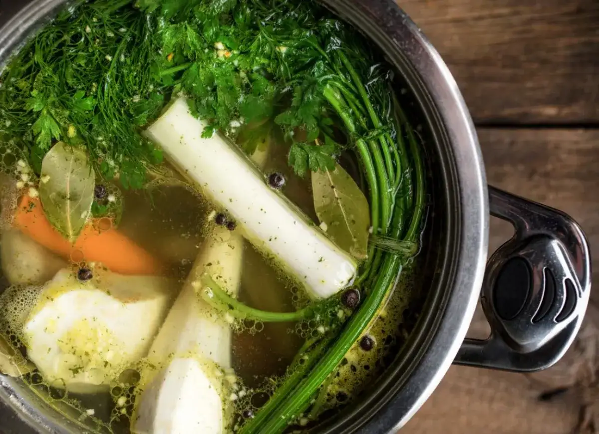 Jak zrobić sos z rosołu - proste przepisy na pyszne sosy z resztek