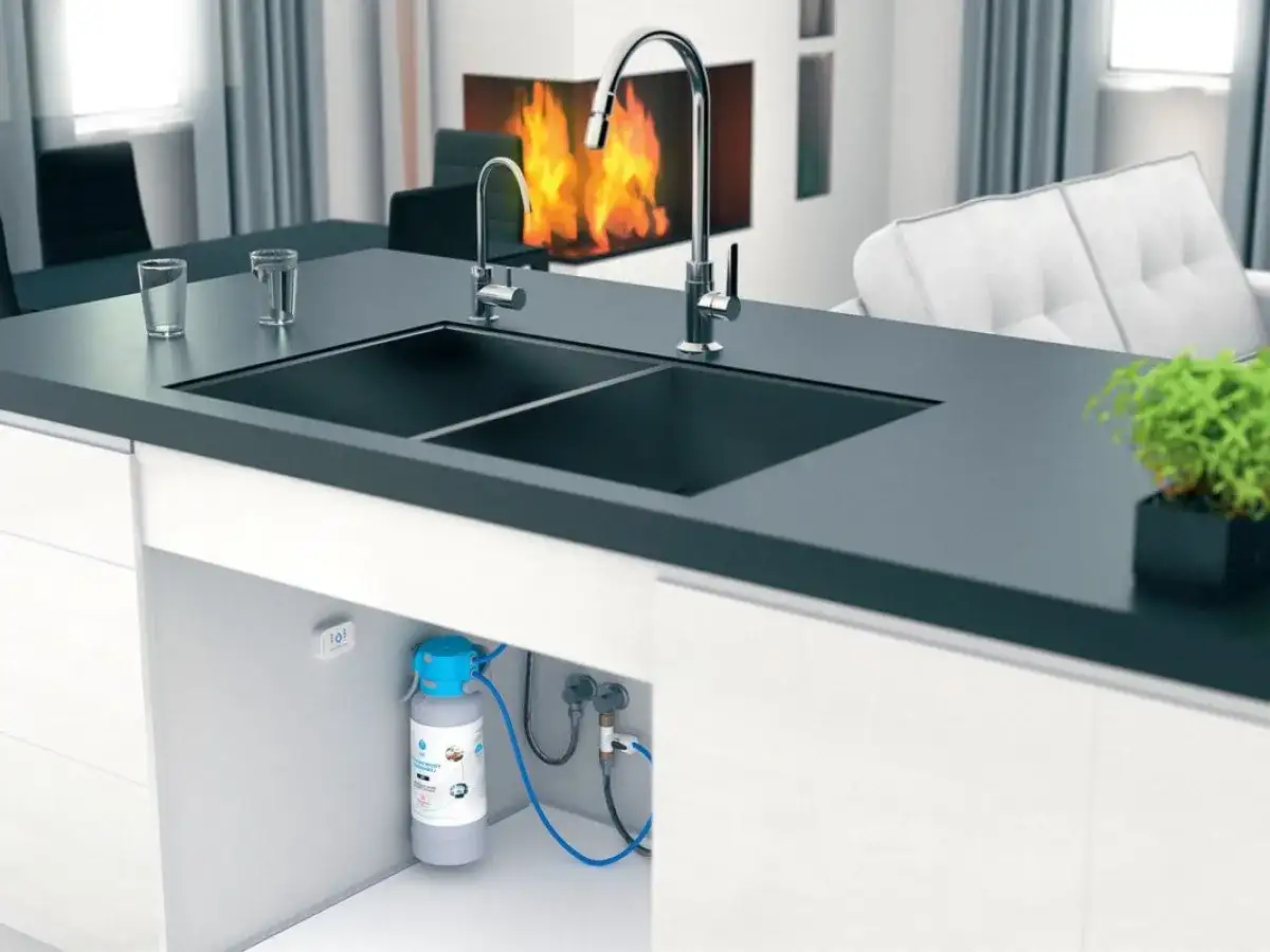 Czy warto filtrować tanią wódkę przez filtr do wody? Mity i fakty. Pod zlewem w kuchni widać system filtracji wody.