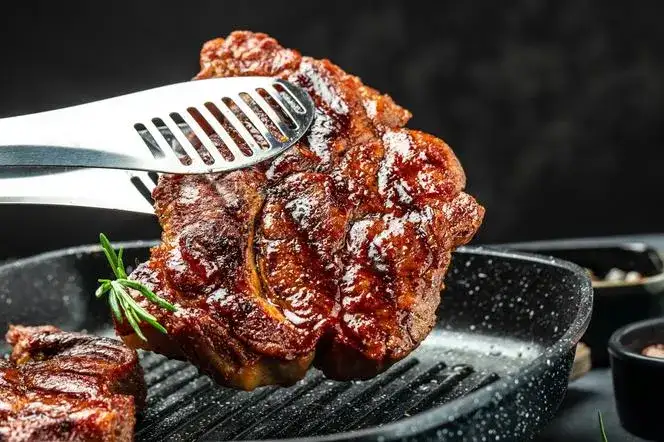 Czas na grill: najlepsze promocje i przepisy na udane grillowanie