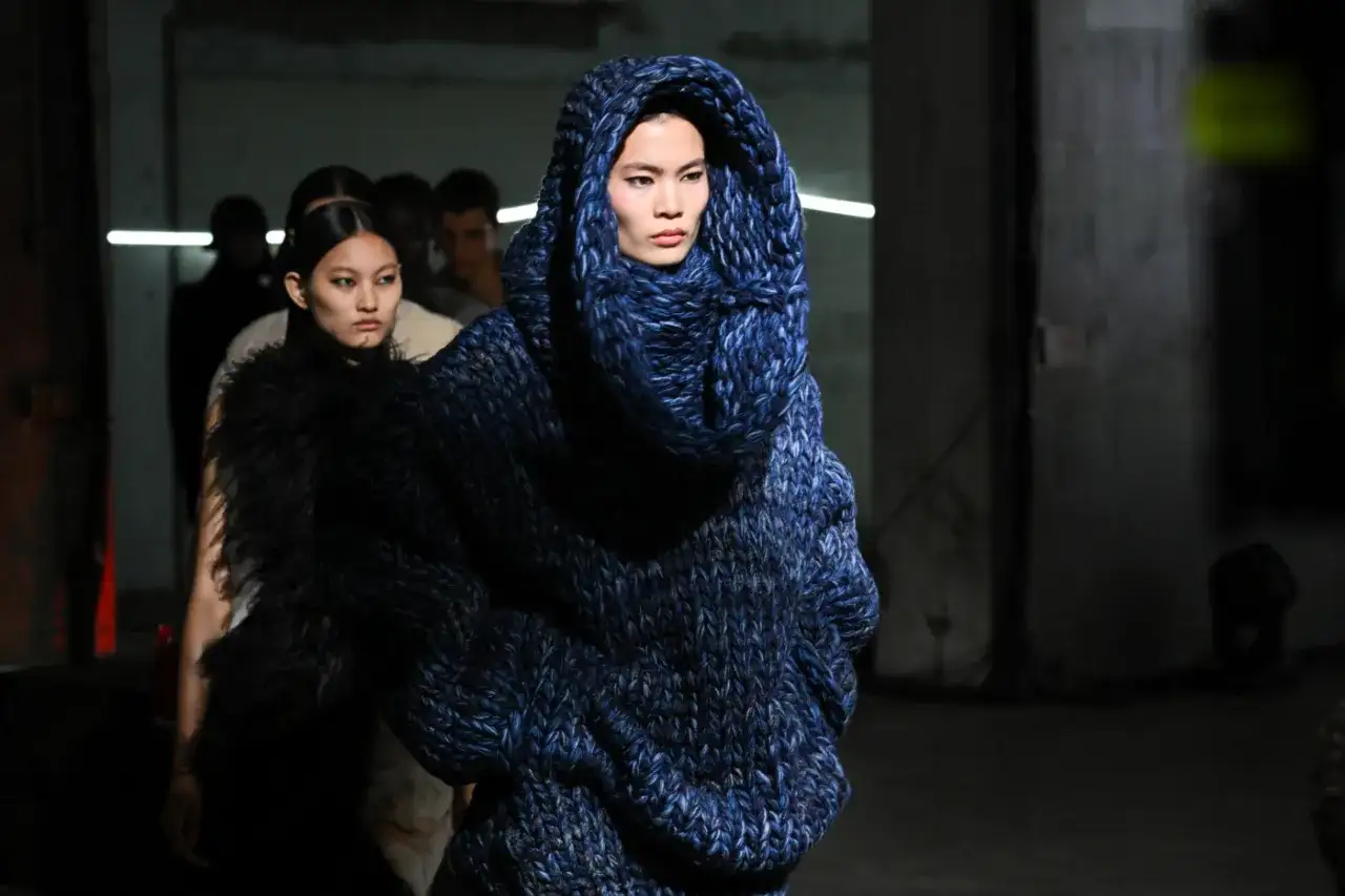 Jakie swetry są teraz modne – najnowsze trendy, które musisz znać