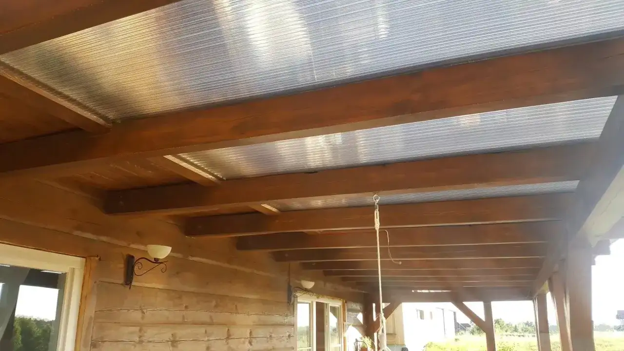 Dach z poliwęglanu: Jak wybrać, zamontować i nie przepłacić?