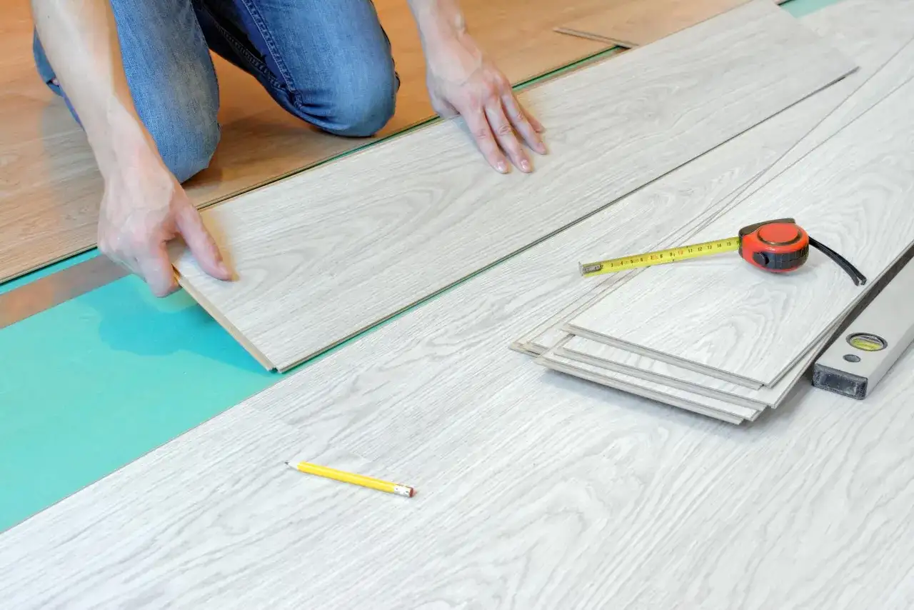 Co się kładzie pod panele? Kluczowe materiały dla idealnej podłogi