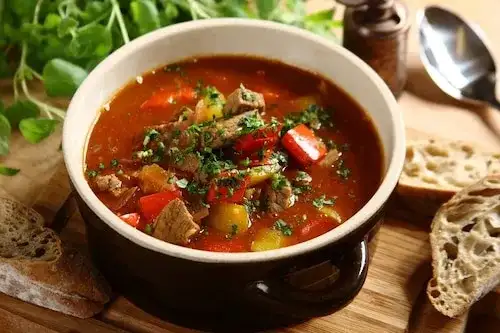 Smakowity bogracz z pieczarkami i ogórkiem to węgierska uczta!