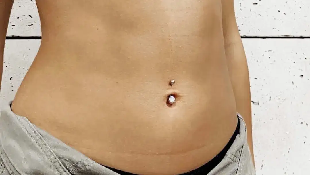 Kolczyk w pępku: Czego unikać, by goił się bez problemów?