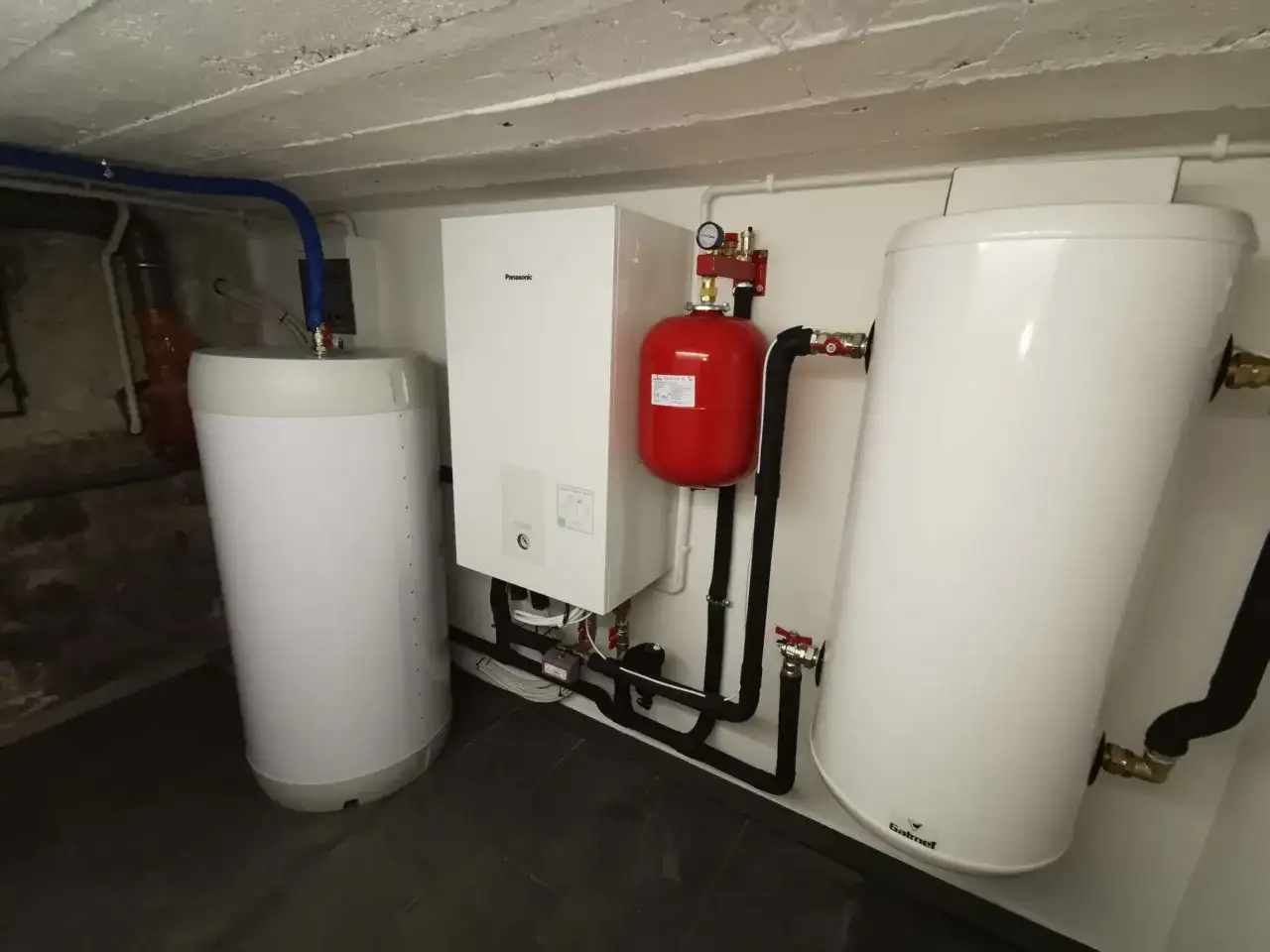 Instalacja pompy ciepła Panasonic z zasobnikiem. Dowiedz się, jak zmniejszyć taktowanie pompy ciepła Panasonic, aby zoptymalizować jej pracę.