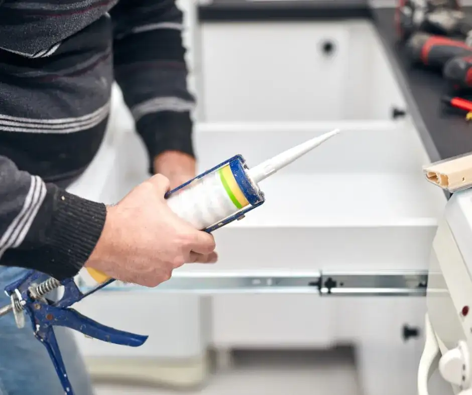 Czy silikonem można kleić? Odkryj, dlaczego to nie zawsze działa