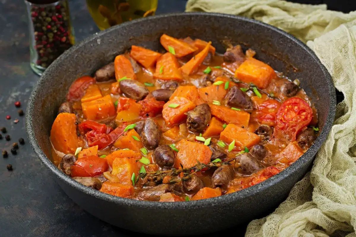 Gulasz z serc drobiowych i dyni, idealny do podania psu. Dowiedz się, ile gotować serca drobiowe dla psa, by były zdrowe i smaczne.