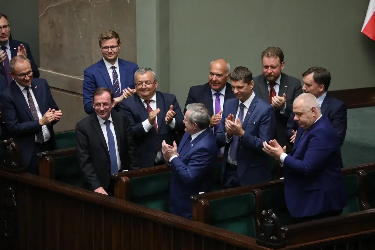 Posłowie klaszczą, świętując uchwalenie ustawy o bezkarności urzędników.