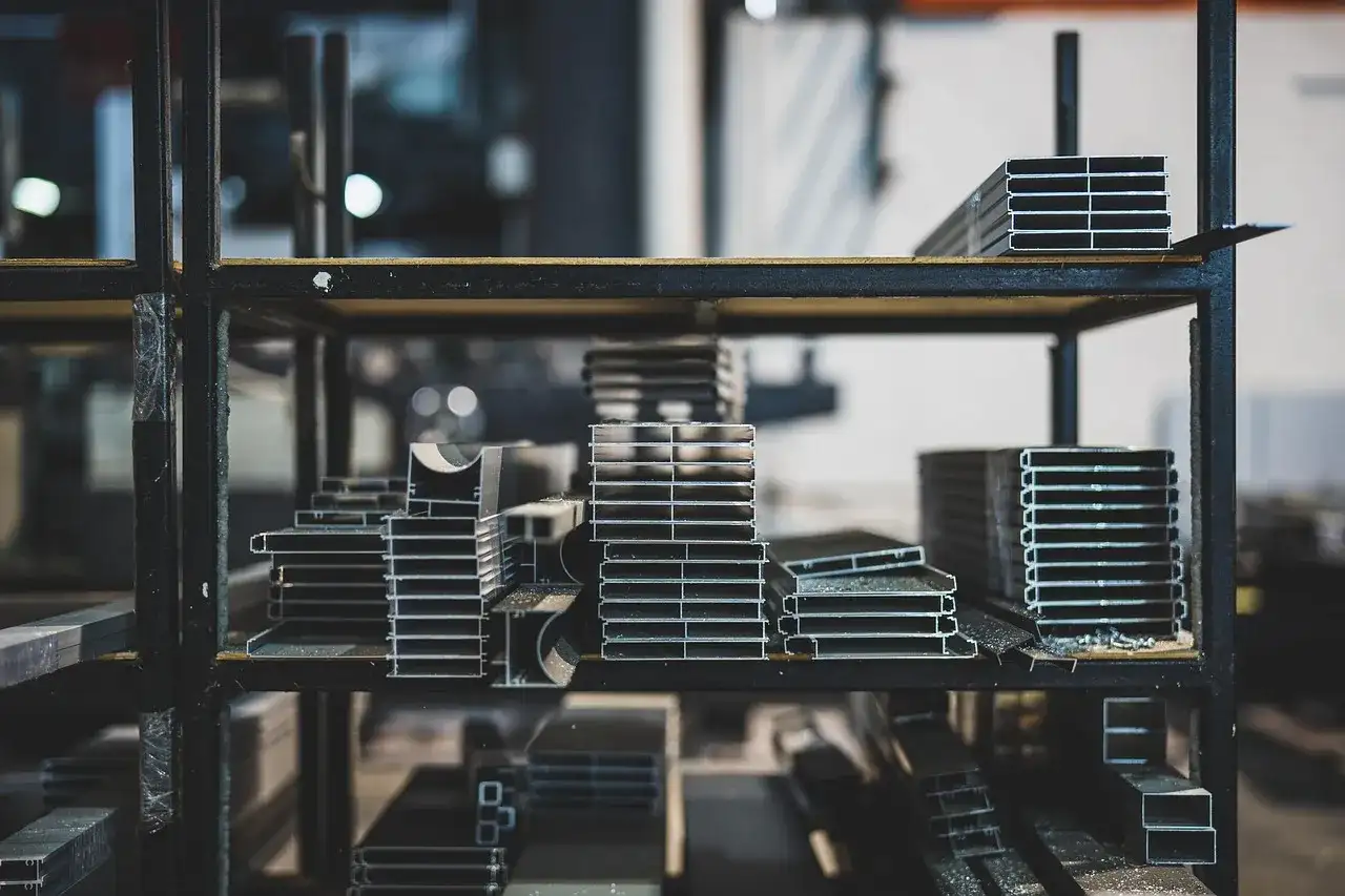 Półki z profilami aluminiowymi. Warto wiedzieć, jak odróżnić żeliwo od stali, bo materiały te mają różne zastosowania.