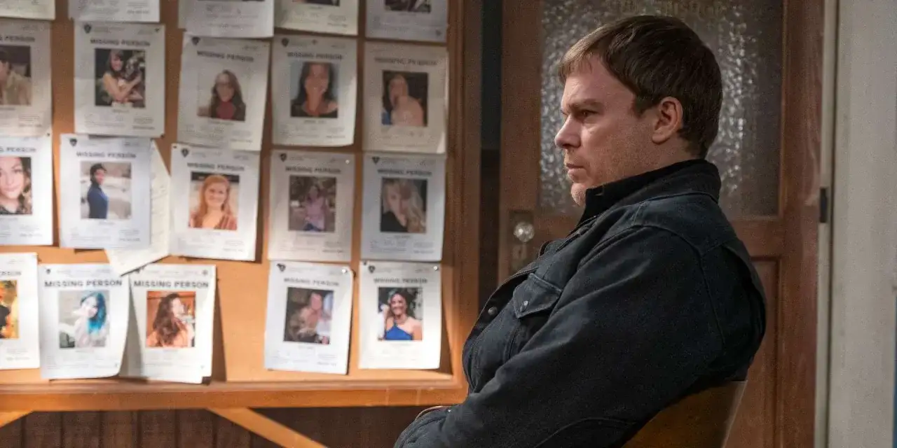 Dexter w "Dexter: New Blood" ogląda tablicę zaginionych osób. Gdzie oglądać serial?
