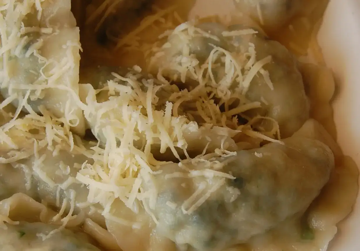 Pierogi z kurczakiem i szpinakiem – pyszne i sycące danie