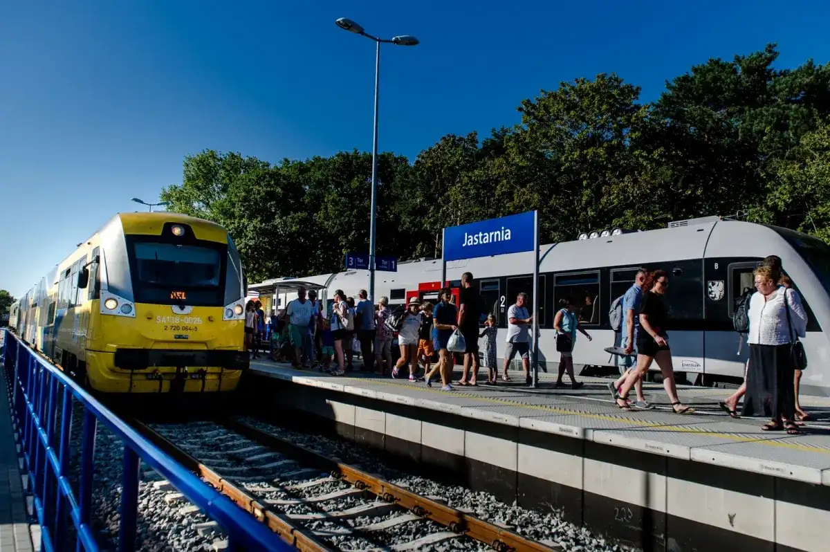 Jak dojechać z Jastrzębiej Góry do Helu? Sprawdź najlepsze opcje transportu