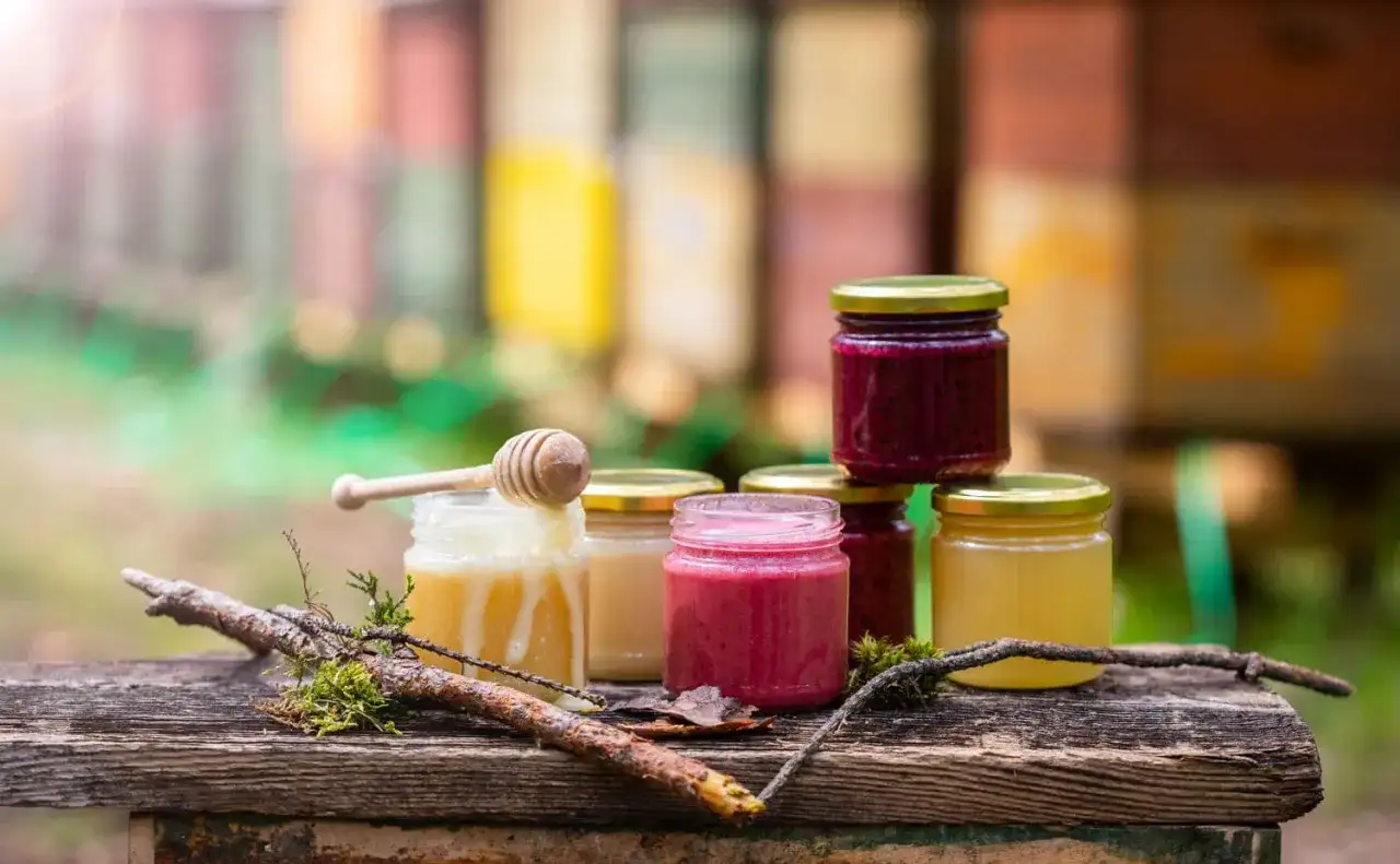 Czy miód jest zdrowy? Poznaj korzyści i zagrożenia jego spożycia