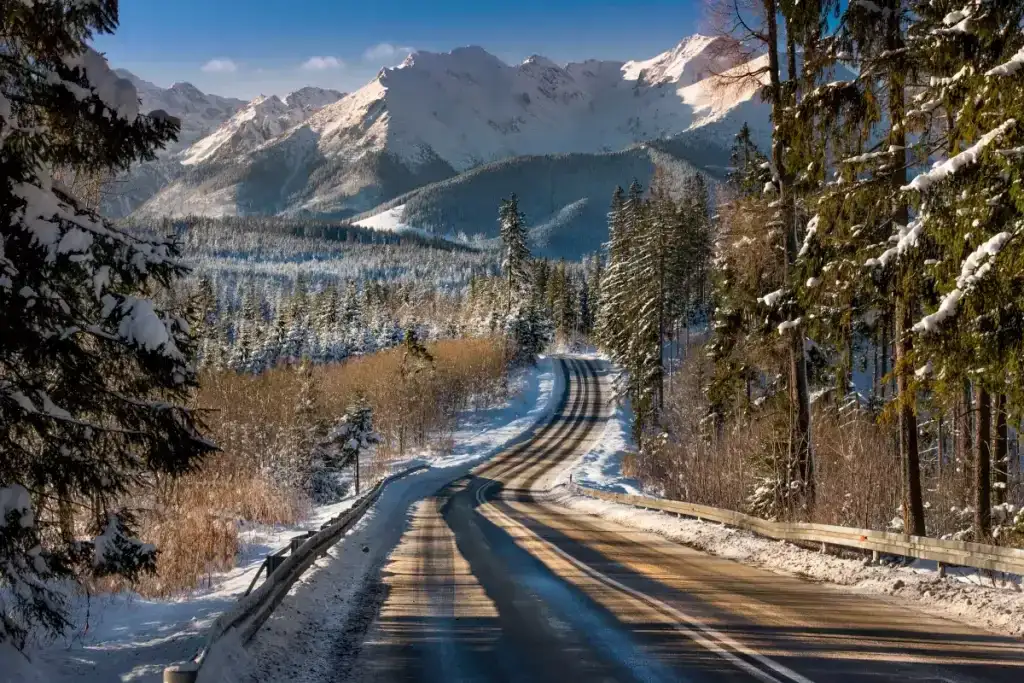 Zimowe góry w Polsce: Gdzie jechać? Niezapomniane szlaki i widoki!