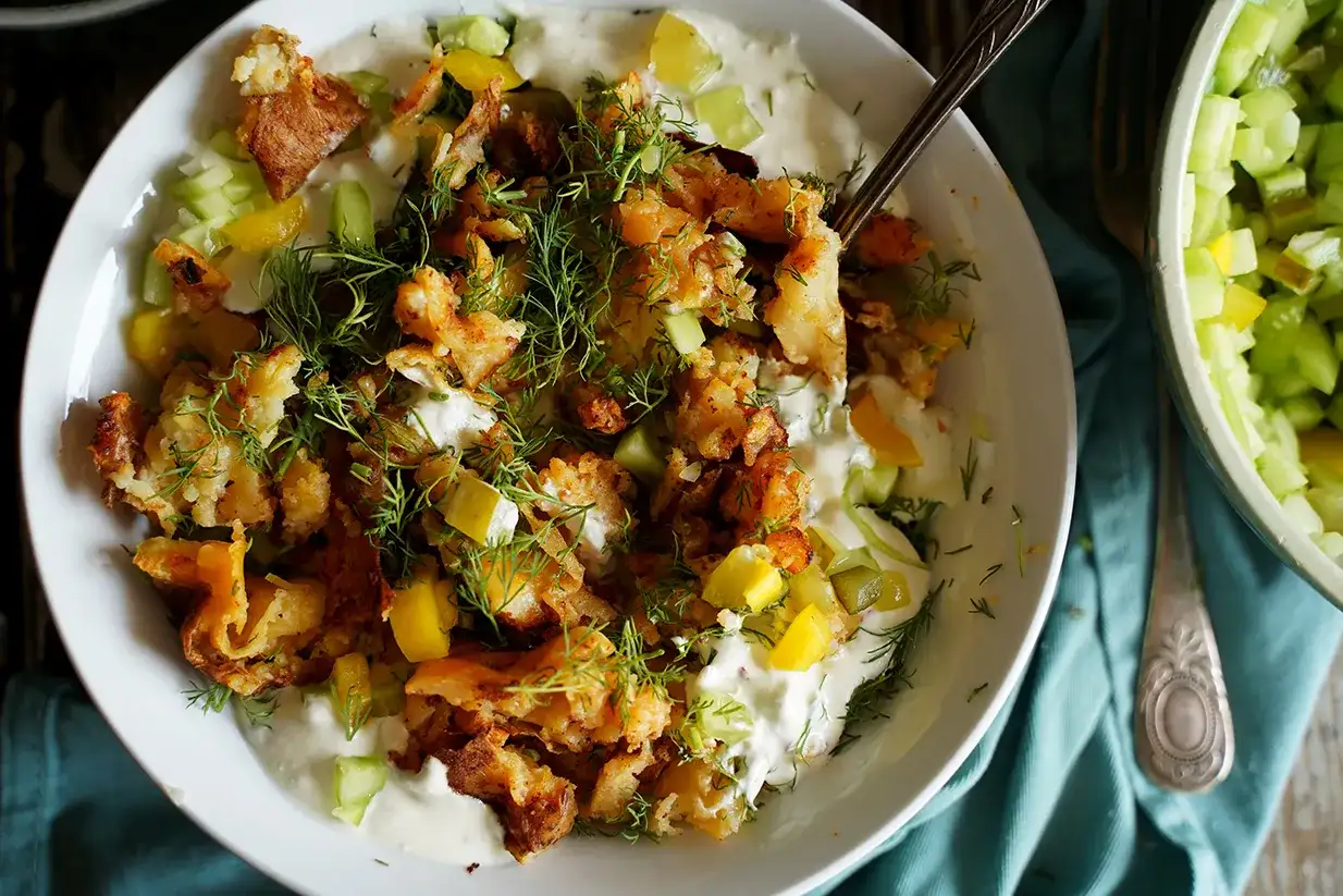 Prosta sałatka do grilla z ziemniakami i koperkiem, która zachwyci gości